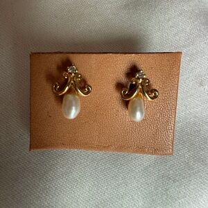 Elegant Gold and Pearl Earrings